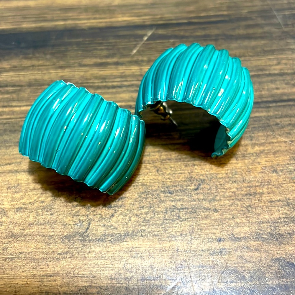 Vintage 90’s green metal earrings